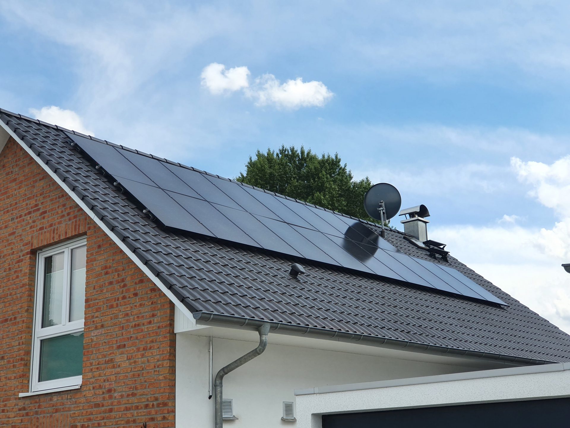 SAT-Schüssel wirft einen Schatten auf die Solaranlage.